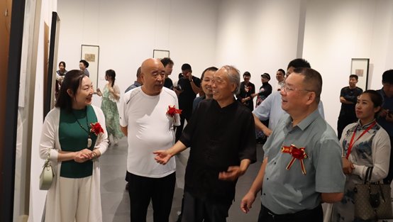 嘉宾及不雅众在现场参不雅画展